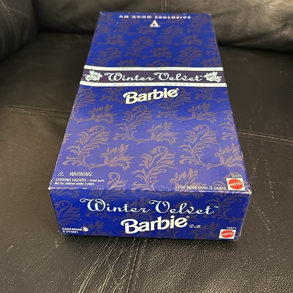 1995 An Avon Exclusive Special Edition Winter Velvet First in series Barbie - Picture 5 of 7